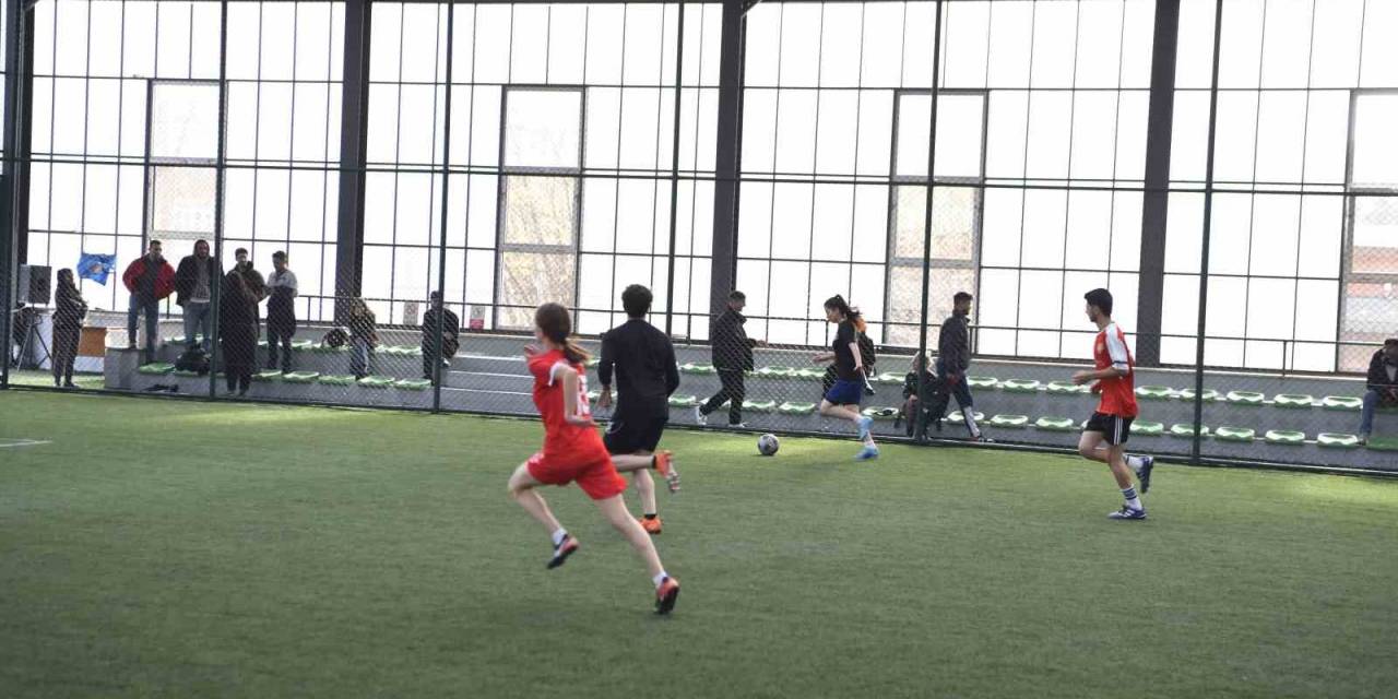 Öğrenci Kulüpleri Halı Saha Turnuvası Başladı