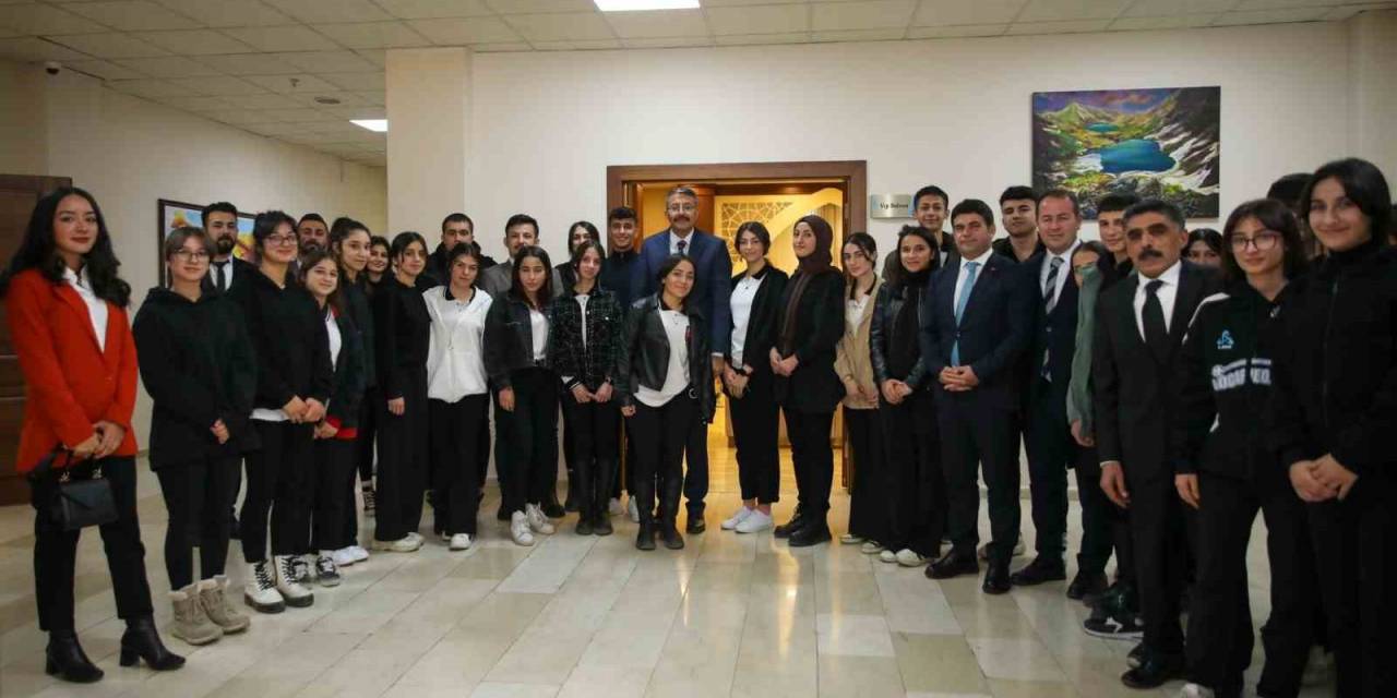 Vali Çelik "Çanakkale Gezisinde Dönen Öğrencileri Kabul Etti"