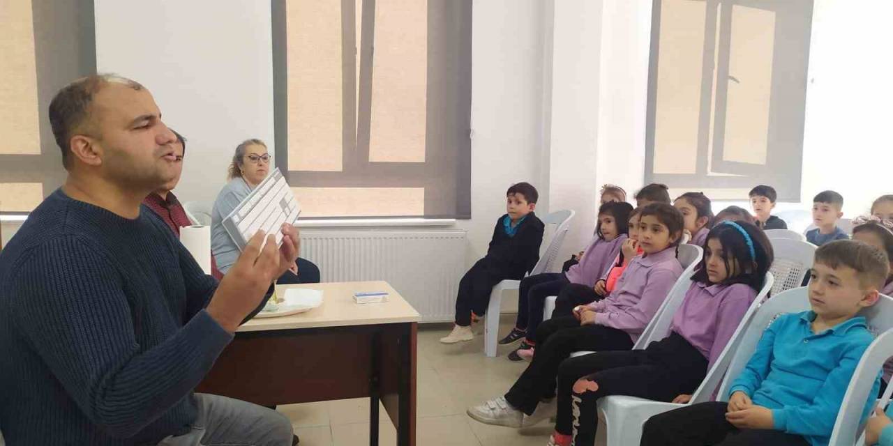 Minik Öğrenciler Görme Engelli Amcalarıyla Buluştu