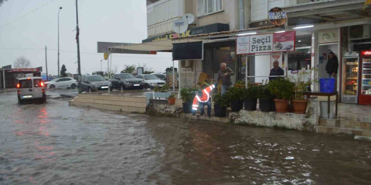 Ayvalık’ta Kuvvetli Sağanak Yağış Etkili Oldu