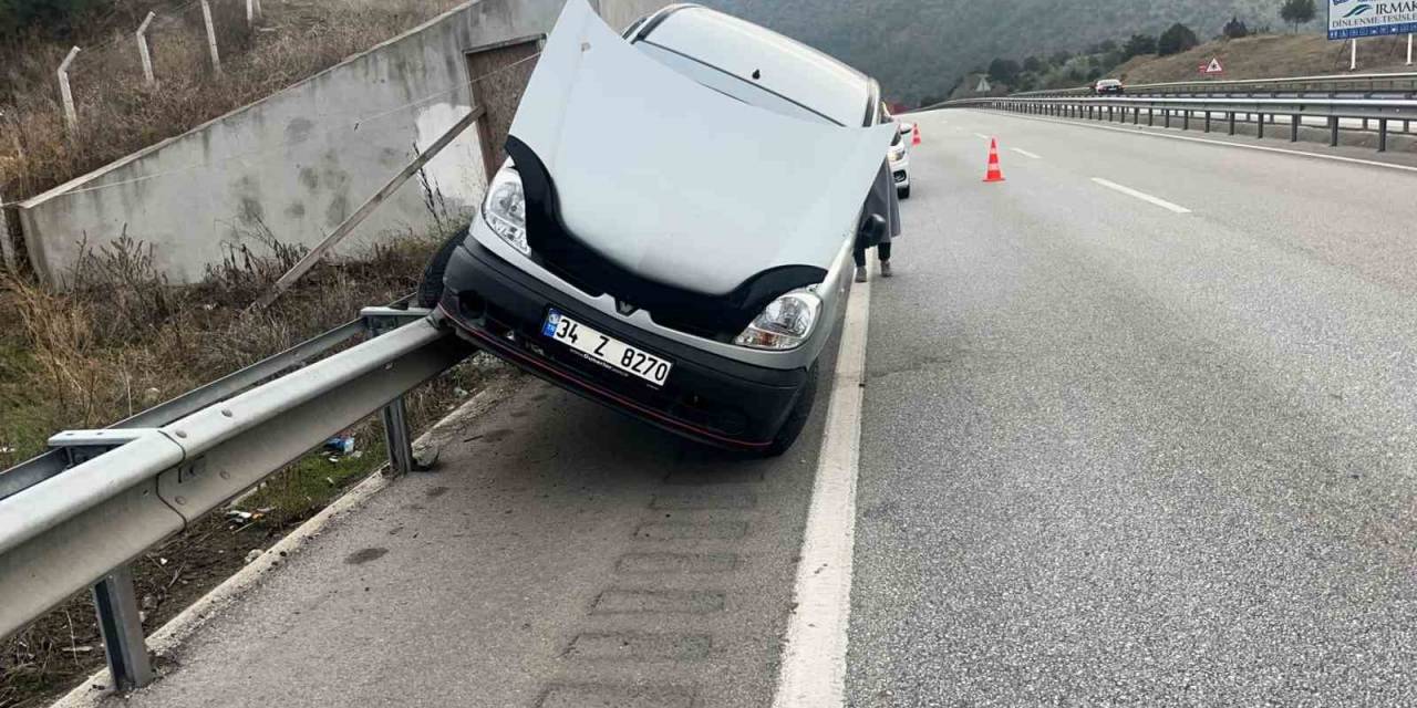 D100’de Kontrolden Çıkan Hafif Ticari Araç Bariyerde Asılı Kaldı