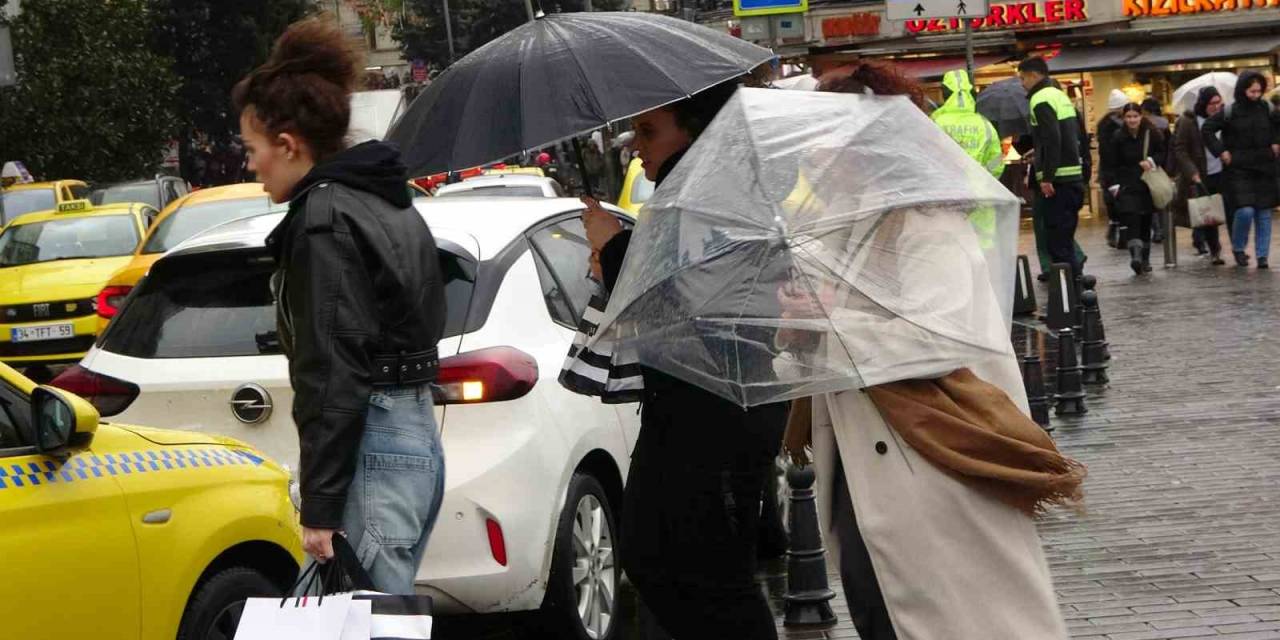 Taksim’de Kuvvetli Rüzgar İle Yağış Vatandaşlara Zor Anlar Yaşattı