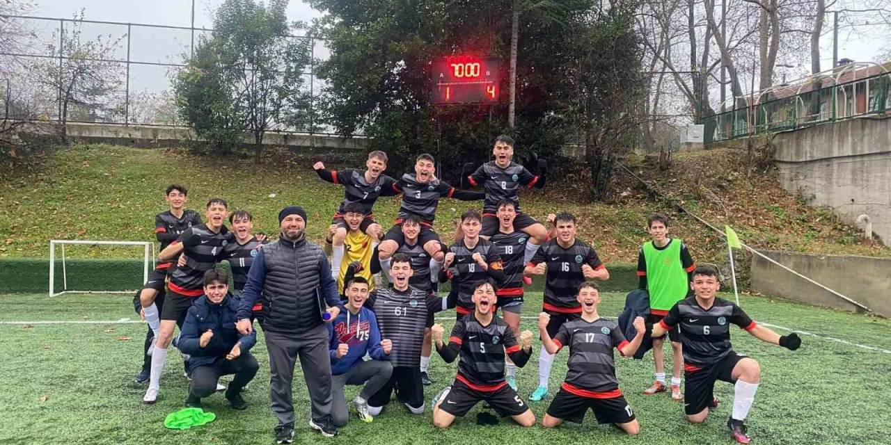 Sahaya Yüzlerine Kırmızı Boya Sürerek Çıktılar