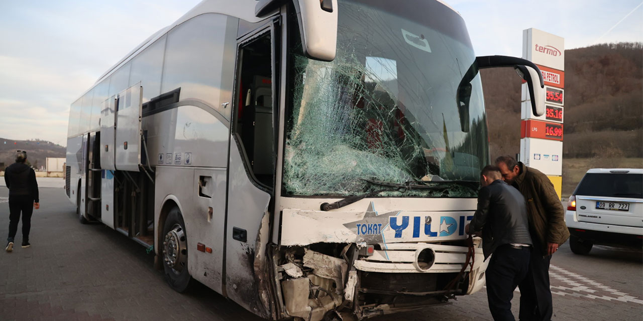 Samsun'da yolcu otobüsüyle otomobilin çarpışması sonucu 2 kişi öldü, 3 kişi yaralandı