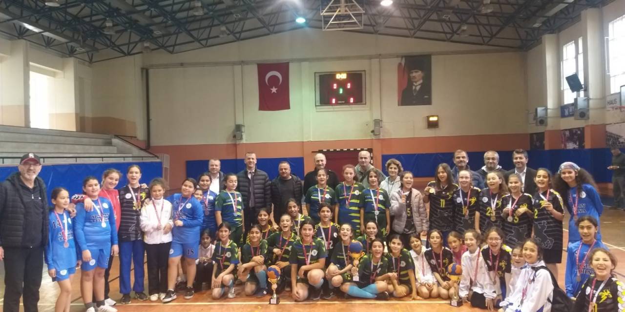 Hentbol Turnuvası Sona Erdi, Şampiyonlar Madalyalarına Kavuştu