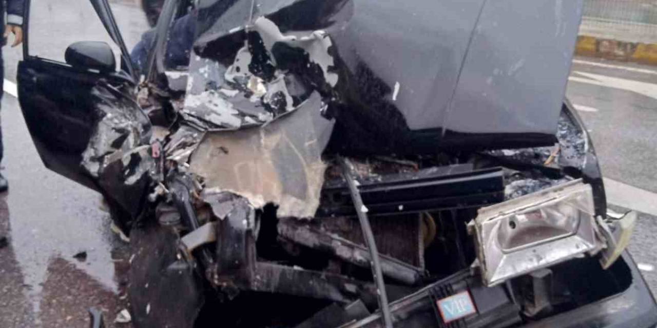 Yalova’da Otomobil Otobüse Arkadan Çarptı: 4 Yaralı