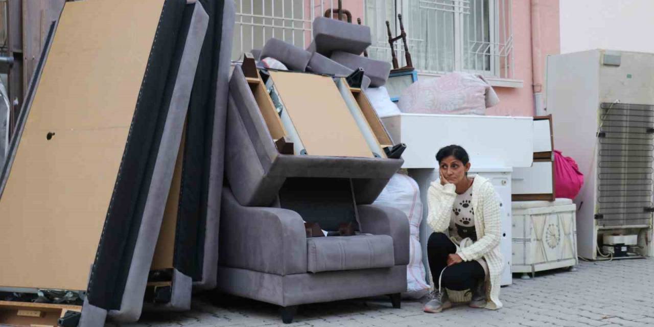 Kış Günü Eşyaları İle Sokağa Atıldı