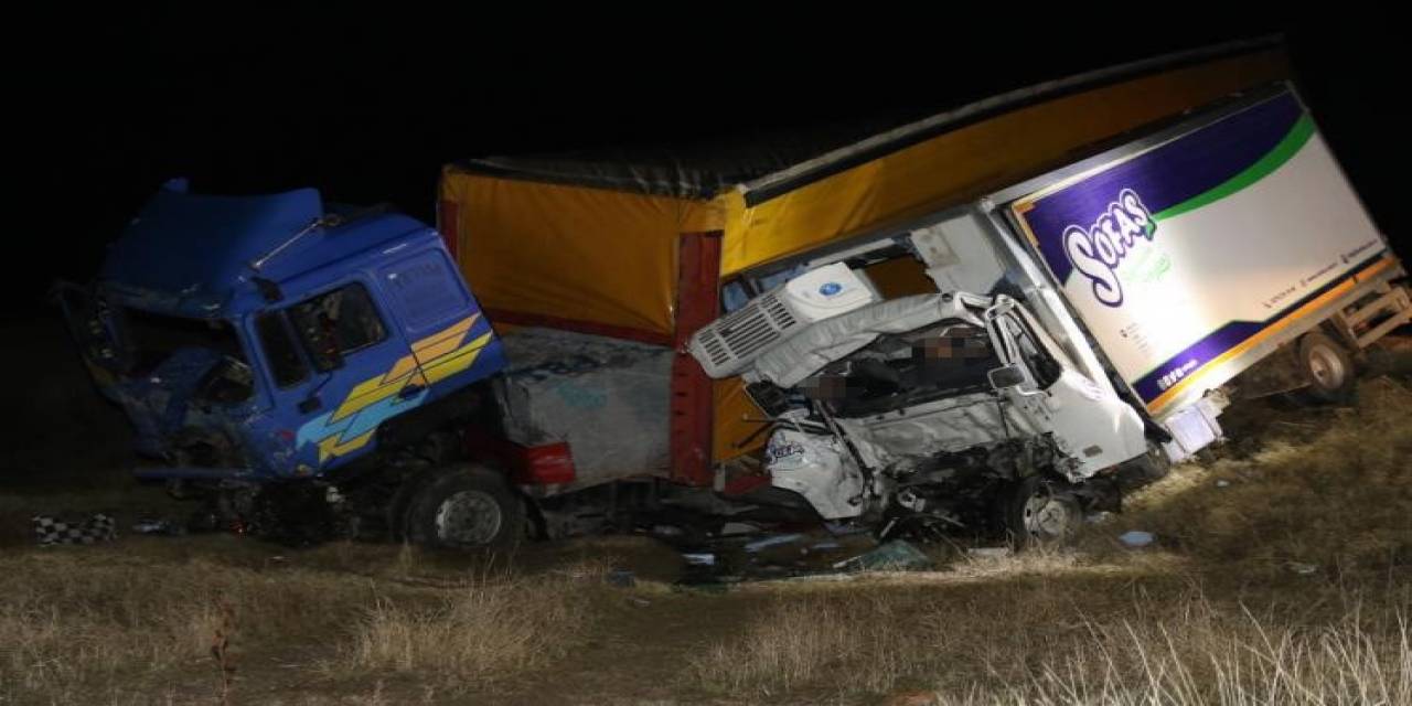Tır İle Kamyonet Kafa Kafaya Çarpıştı: 2 Ölü