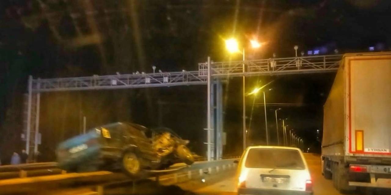 Kaza Yapan Otomobil Bariyerlerin Üzerinde Asılı Kaldı: 1 Yaralı