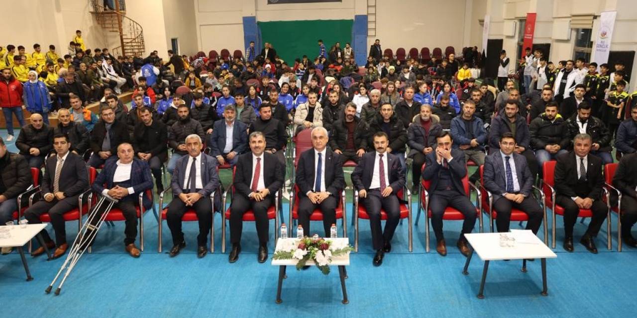 Muş’ta Aktif Olarak Faaliyet Gösteren 20 Spor Kulübüne Malzeme Desteği Verildi