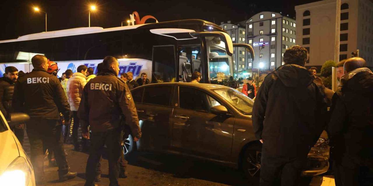 Kırmızı Işıkta Geçen Yolcu Otobüsü Otomobile Çarptı: 1 Yaralı