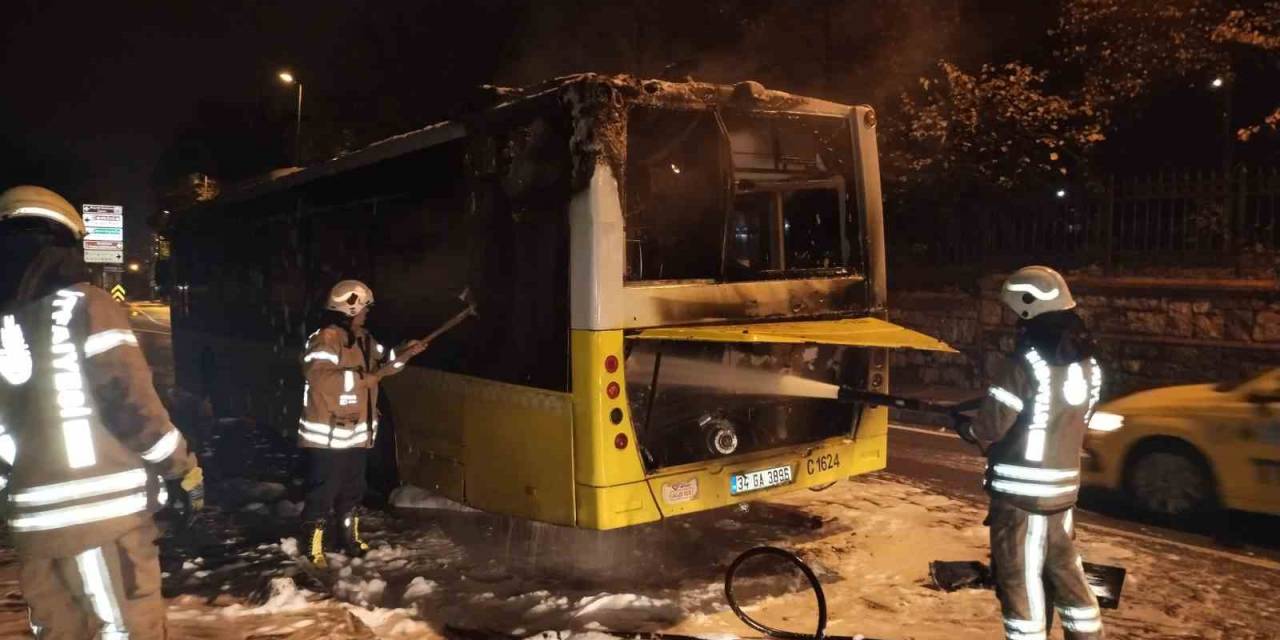 Üsküdar’da İett Otobüsü Yanarak Kullanılamaz Hale Geldi