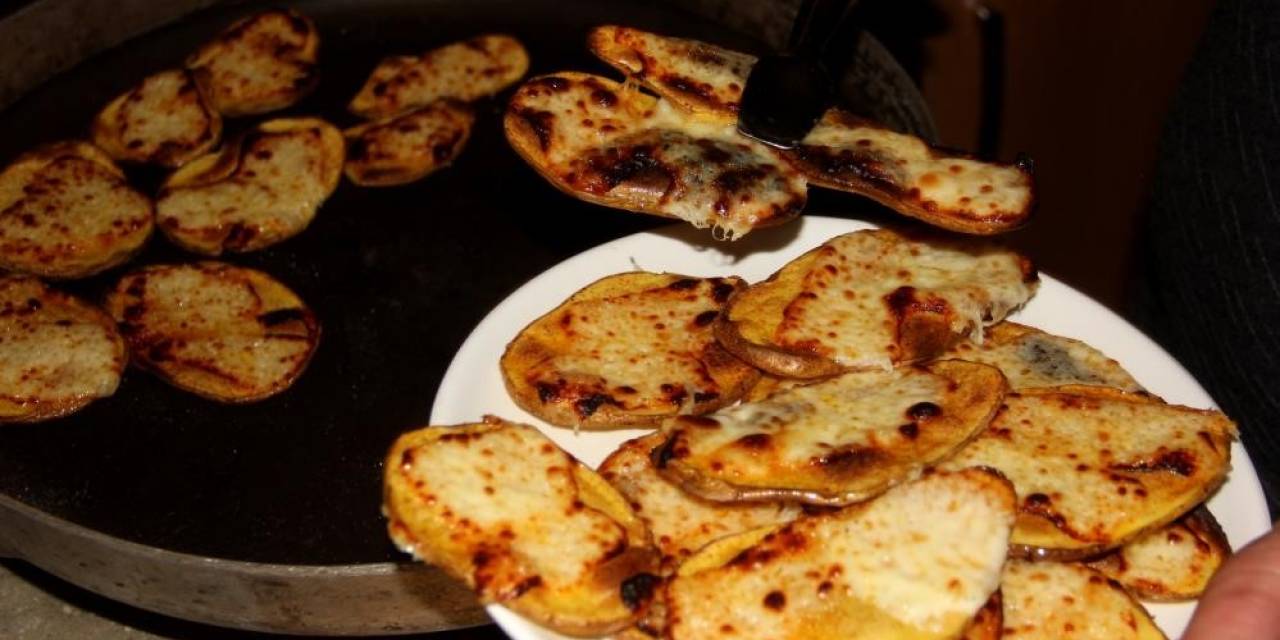 Erzincan’da Soğuk Kış Gecelerinin Sıcak Lezzeti Kaşarlı Patates