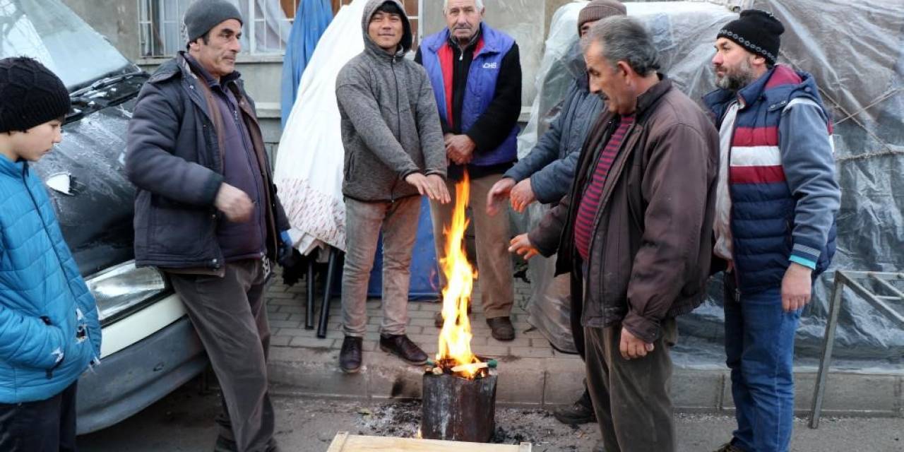 Erzincan’da Soğuk Havalar Pazar Esnafına Soba Kurdurdu