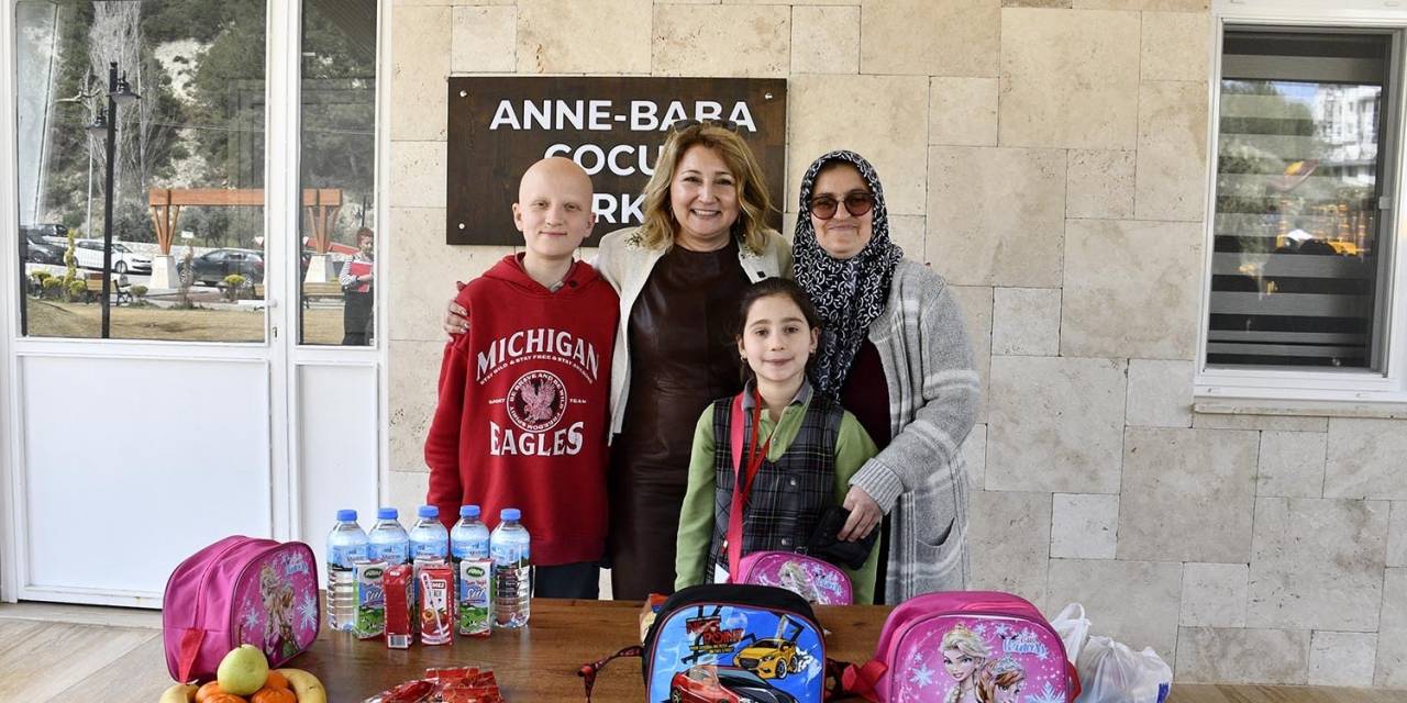 Kuşadası Belediyesi, Öğrencilerin Beslenme Çantalarını Dolduruyor