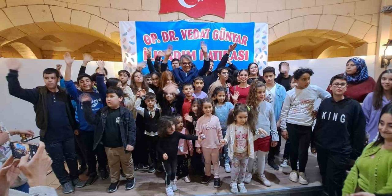 Doğum Yaptırdığı 2 Bin 500 Çocuğun İlk Giydiği Ayakkabıları Sergiledi