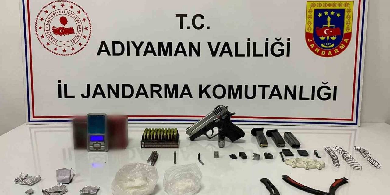 Şüphelinin Aracından Uyuşturucu Ve Evinden Silah Çıktı