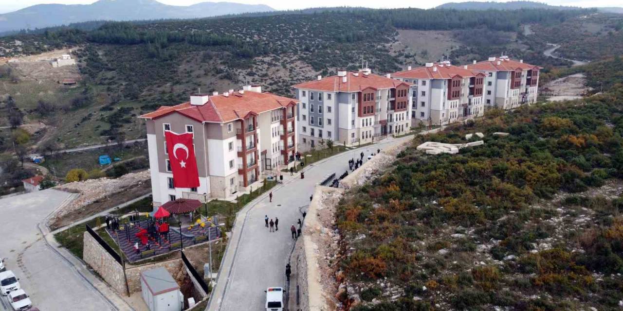 Orhaneli’de Toki Hak Sahiplerine Anahtarları Teslim Edildi