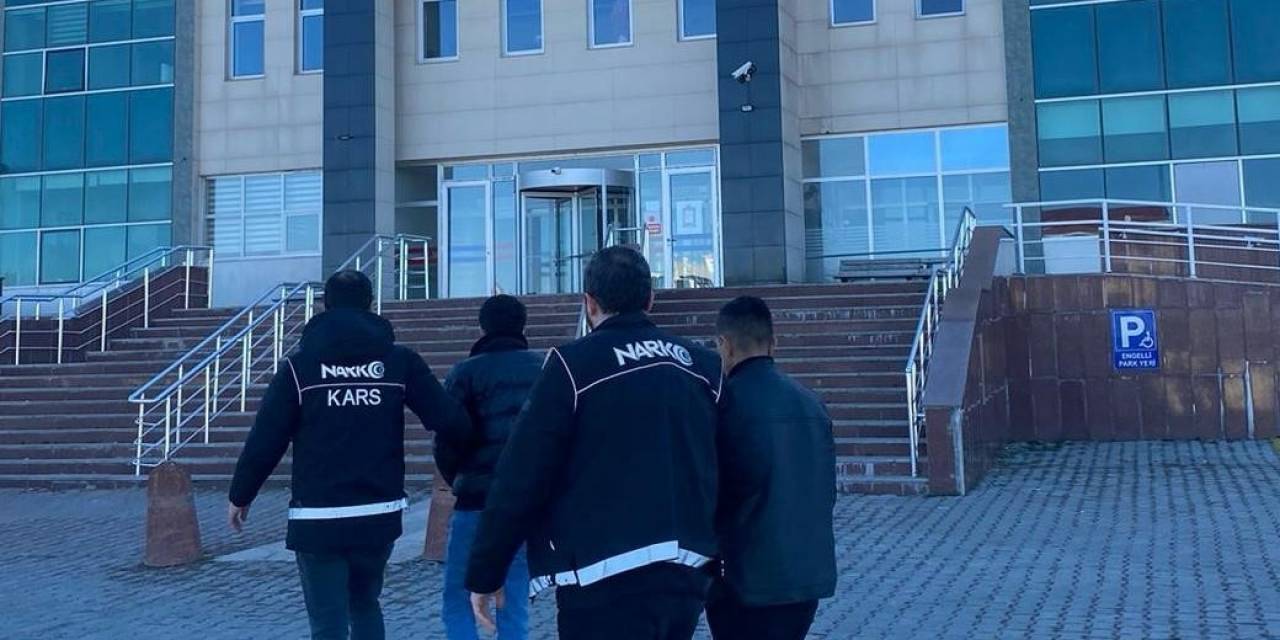 Kars’ta Uyuşturucuyu Vites Kutusuna Sakladılar