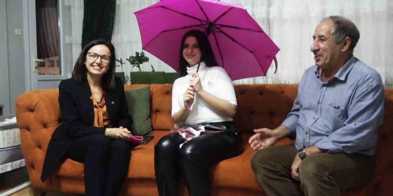 Yalova Valisi Kaya’dan "Bana Bir Şemsiye Borçlusunuz" Mesajı Gönderen Öğrenciye Jest