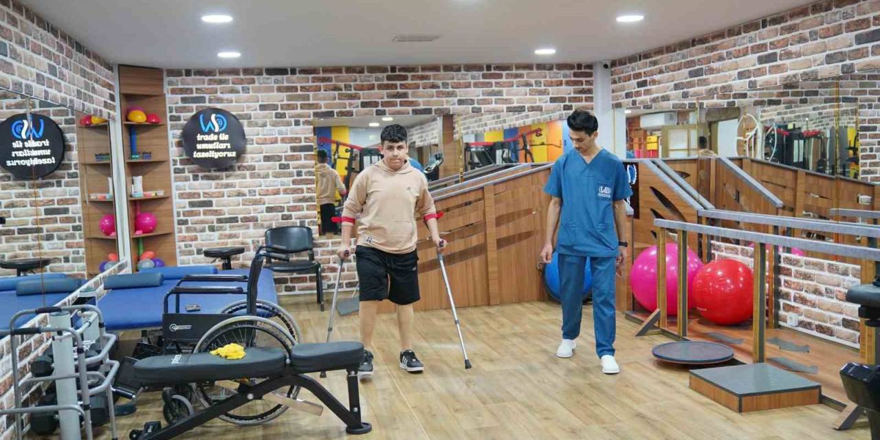 Depremzede Ahmed’e Doğan Umut Güneşi: Kaybettiği Bacaklarına Protezle Kavuştu