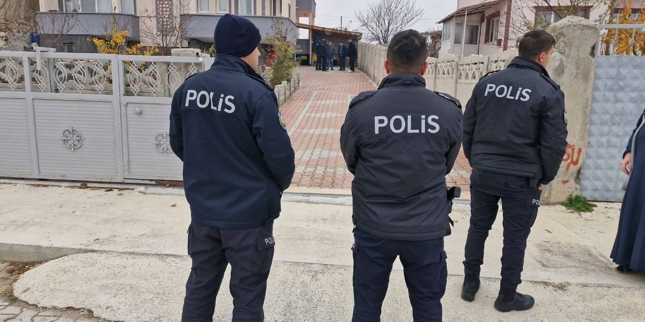 Genç Kadın Babasının Silahı İle Kendisini Vurdu