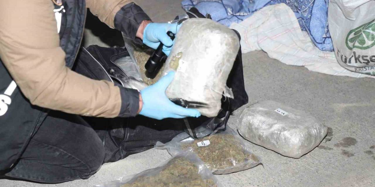 Mersin’de Bir Tırda 15 Kilo Esrar, 2 Tabanca Ve Kaçak Sigaralar Ele Geçirildi