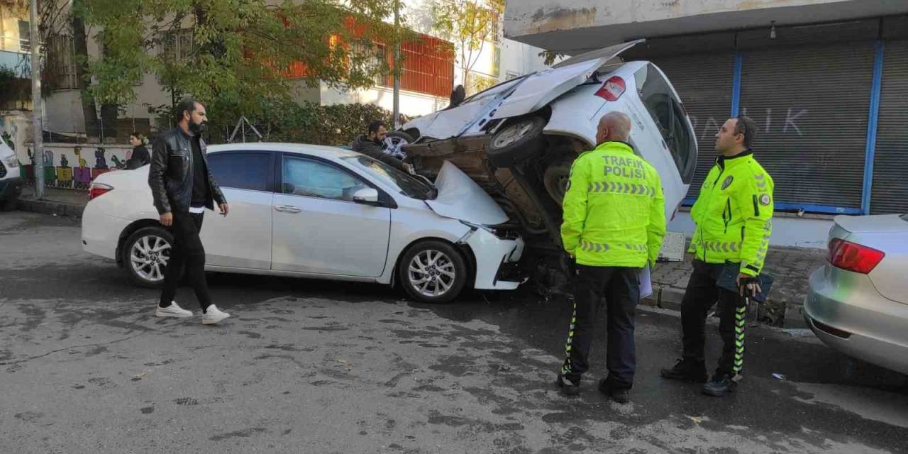 Hızını Alamayan Otomobil, Hafif Ticari Aracın Altına Girdi: 2 Yaralı