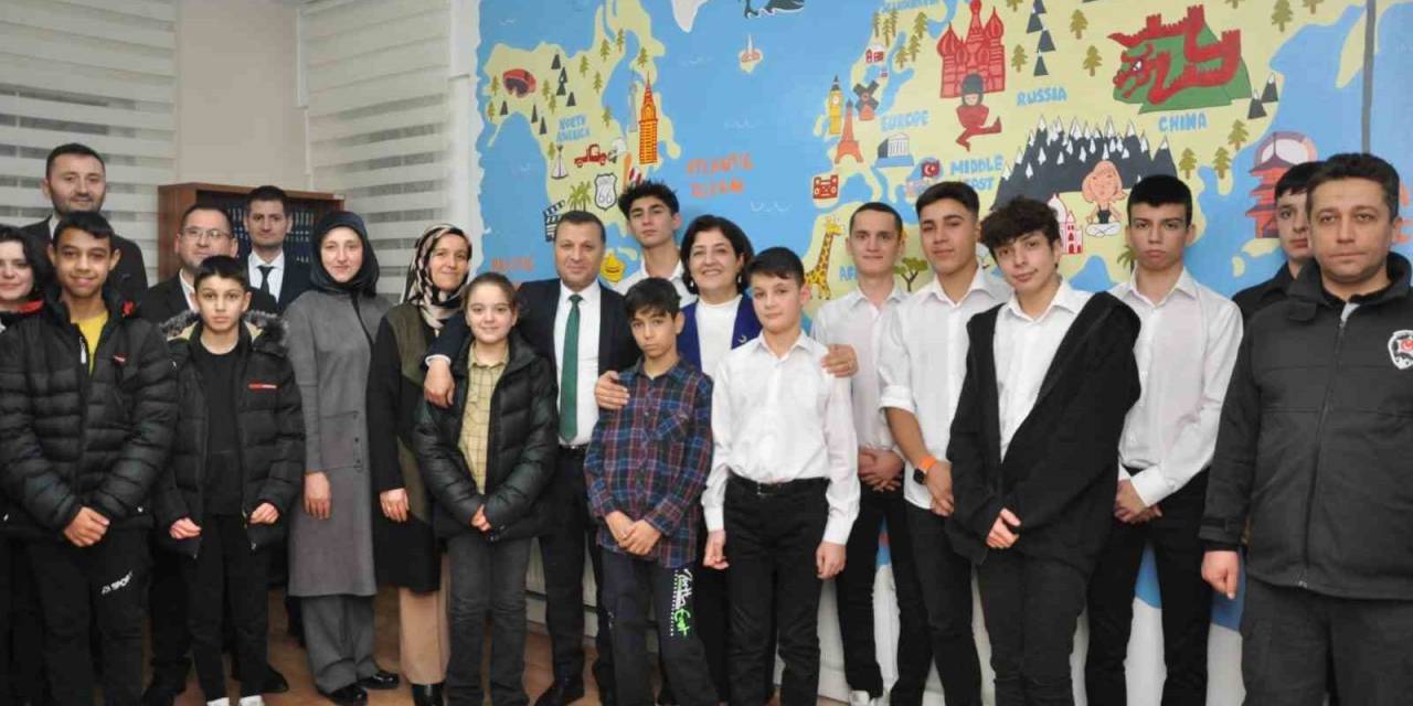 Vali Eşi Yavuz, Çocuklarla Bir Araya Geldi