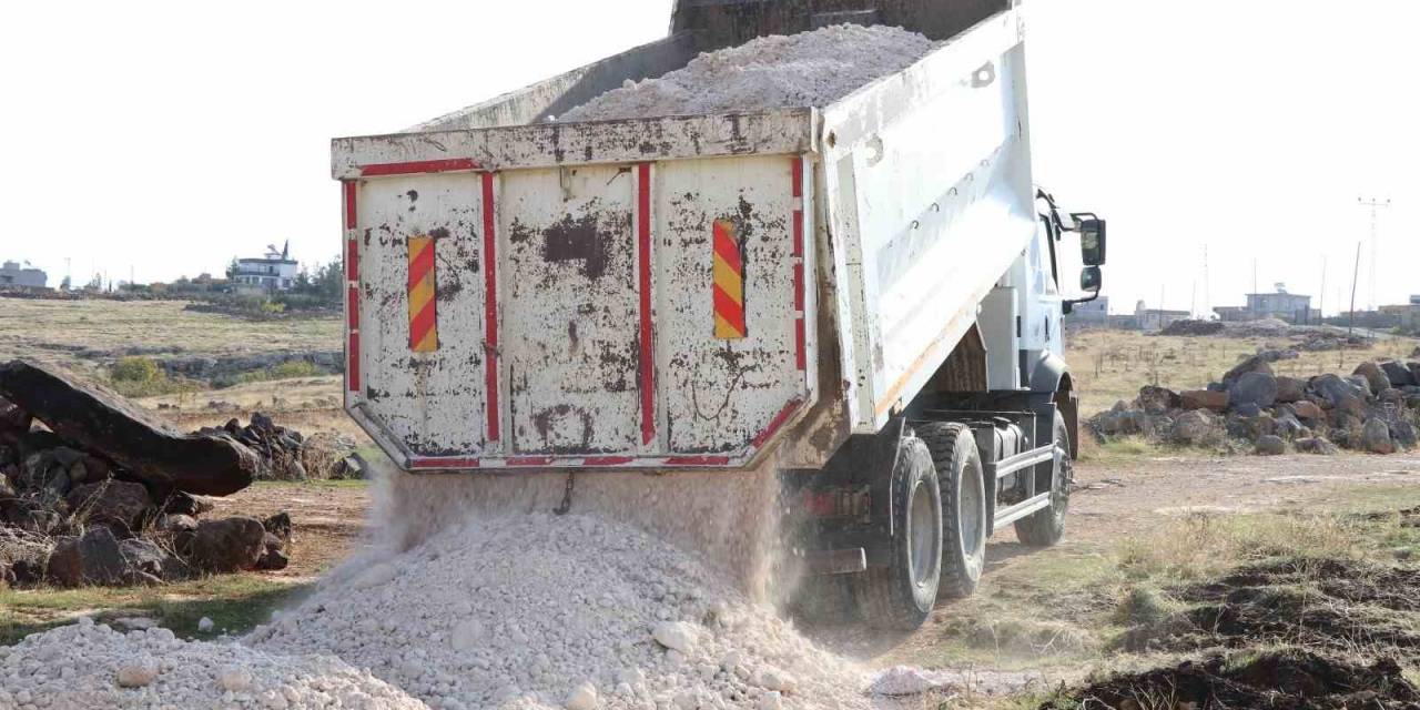 Bozova Belediyesi Kırsalda Yol Çalışmalarını Sürdürüyor