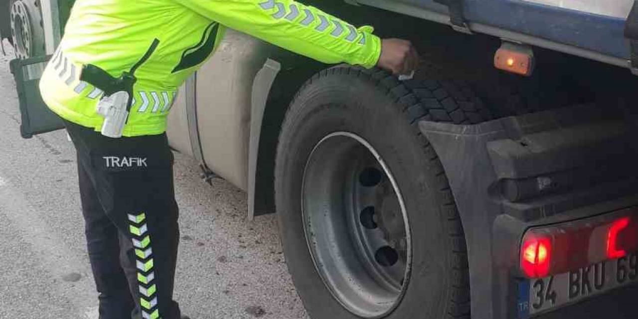 Trafik Polislerinden Kış Lastiği Denetimi