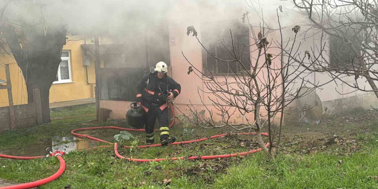 Prefabrik Evde Çıkan Yangın Güçlükle Söndürüldü