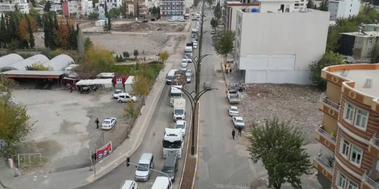 Kara Yoluna Yıkılan Bina Trafik Yoğunluğuna Neden Oldu