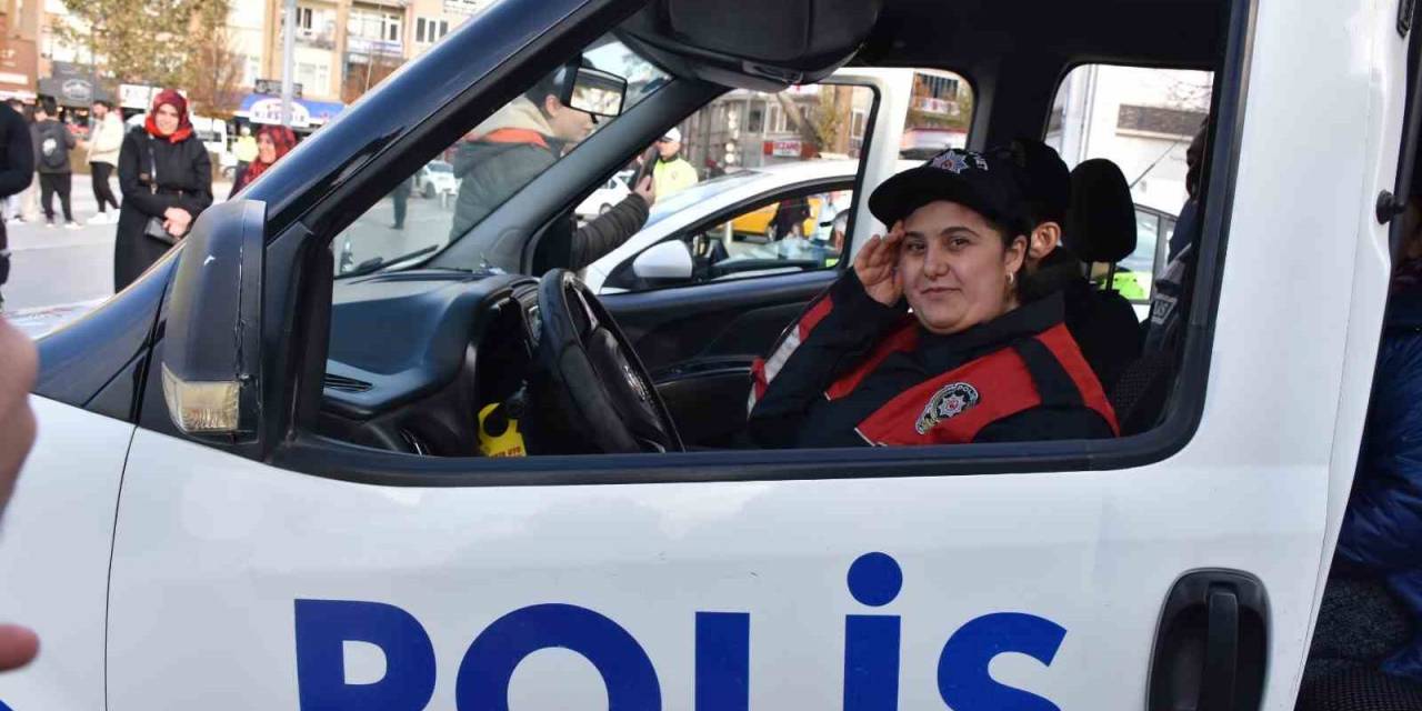 Polis Kıyafeti Giyip, Görev Aldılar