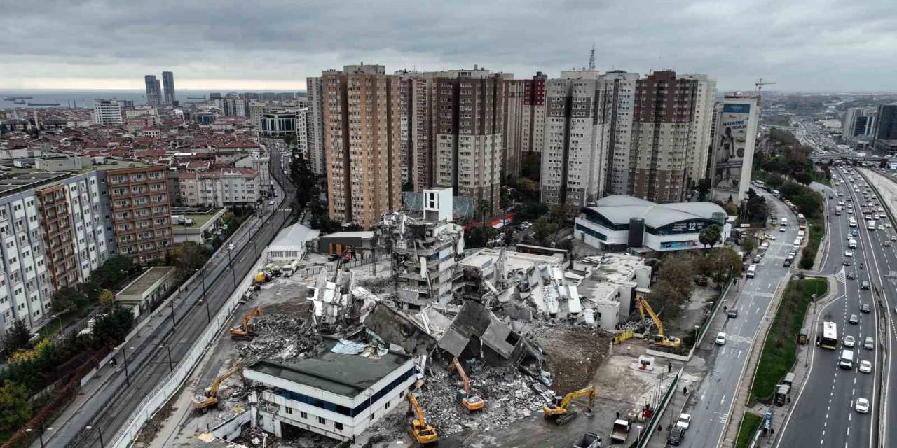 İstanbul’un 33 Yıllık E-5 Manzarası Değişiyor, İki Binanın Yıkımı Havadan Görüntülendi