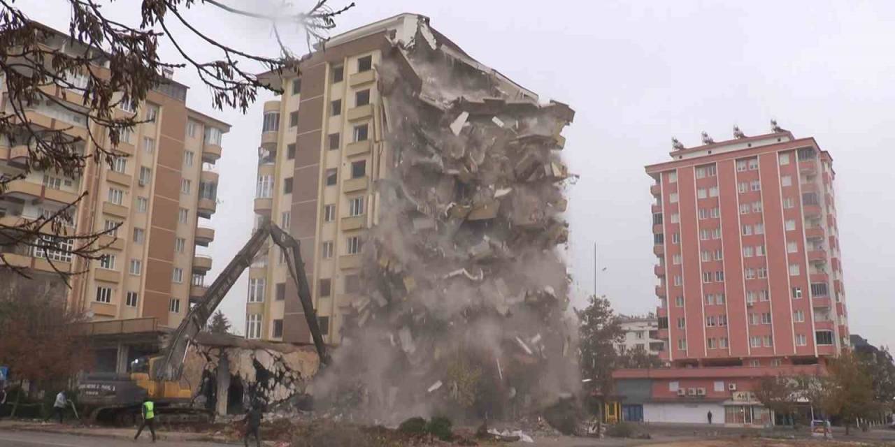 9 Katlı Güneş Apartmanı Saniyeler İçerisinde Yıkıldı