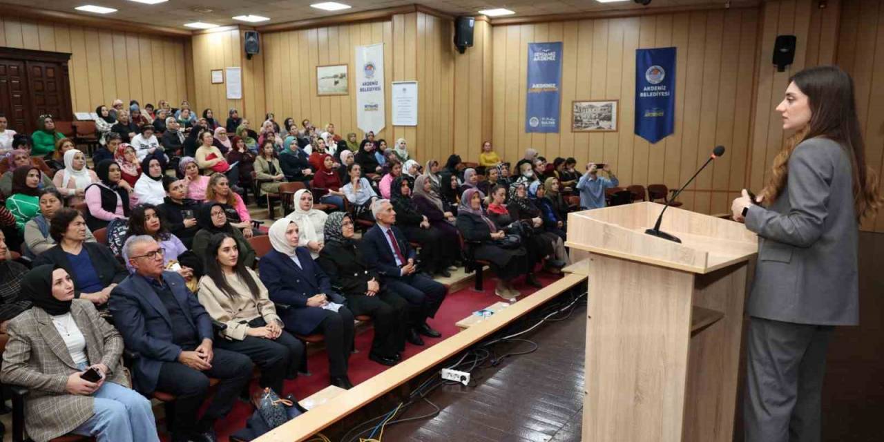 Mersin’de ’türkiye Yüzyılında Kadın Hakkı’ Konferansı