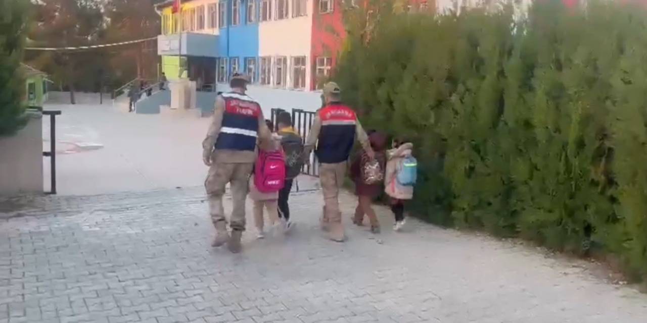 Jandarma Okul Çevrelerinde Denetimlerini Sürdürüyor