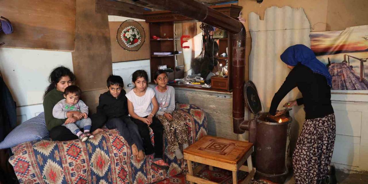 Eşi Terk Etti, Kumasının Çocuklarına Sahip Çıktı, Barakada Yaşama Tutunmaya Çalışıyor