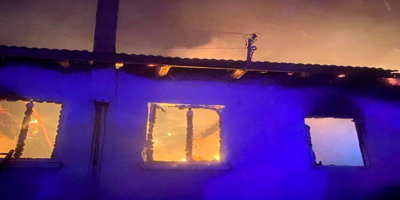 Elektrik Kontağından Çıkan Yangında Bir Ev Kullanılamaz Hale Geldi