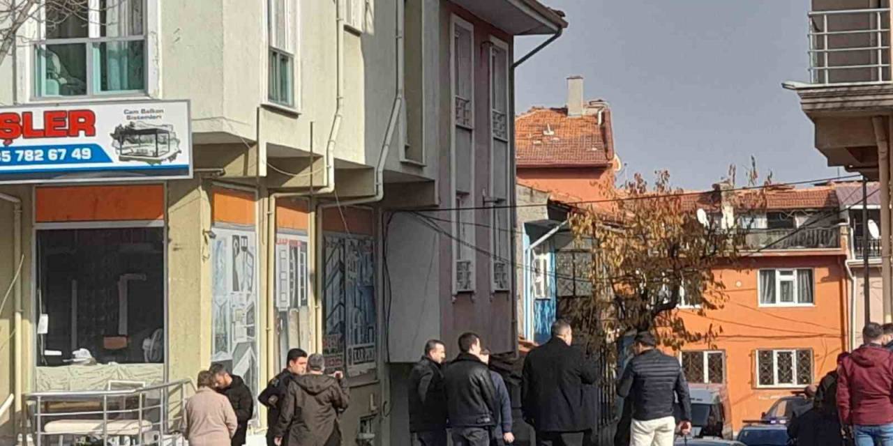 Şizofreni Hastası Emekli Polis Kadın, Sağlık Çalışanlarını Rehin Aldı