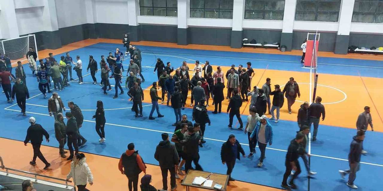 Voleybol Turnuvasında Saha Karıştı, İki Grup Birbirine Girdi