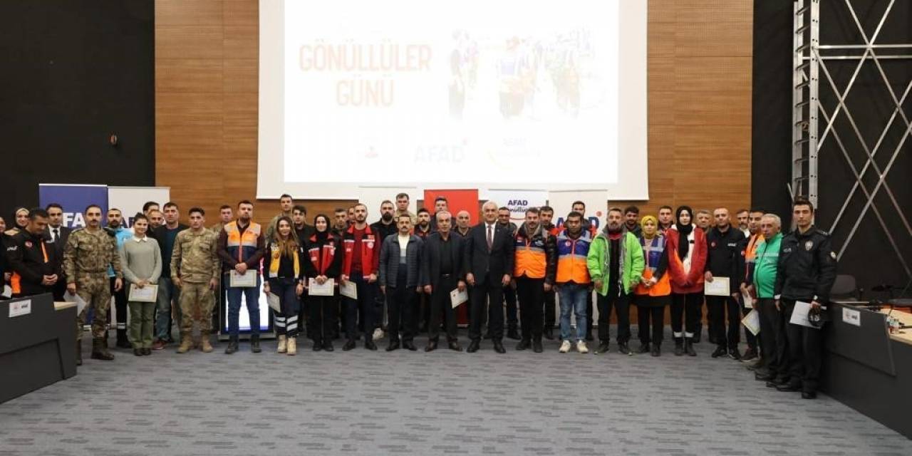 6 Şubat Depremlerinde Görev Yapan Gönüllülere "Teşekkür" Belgesi Verildi