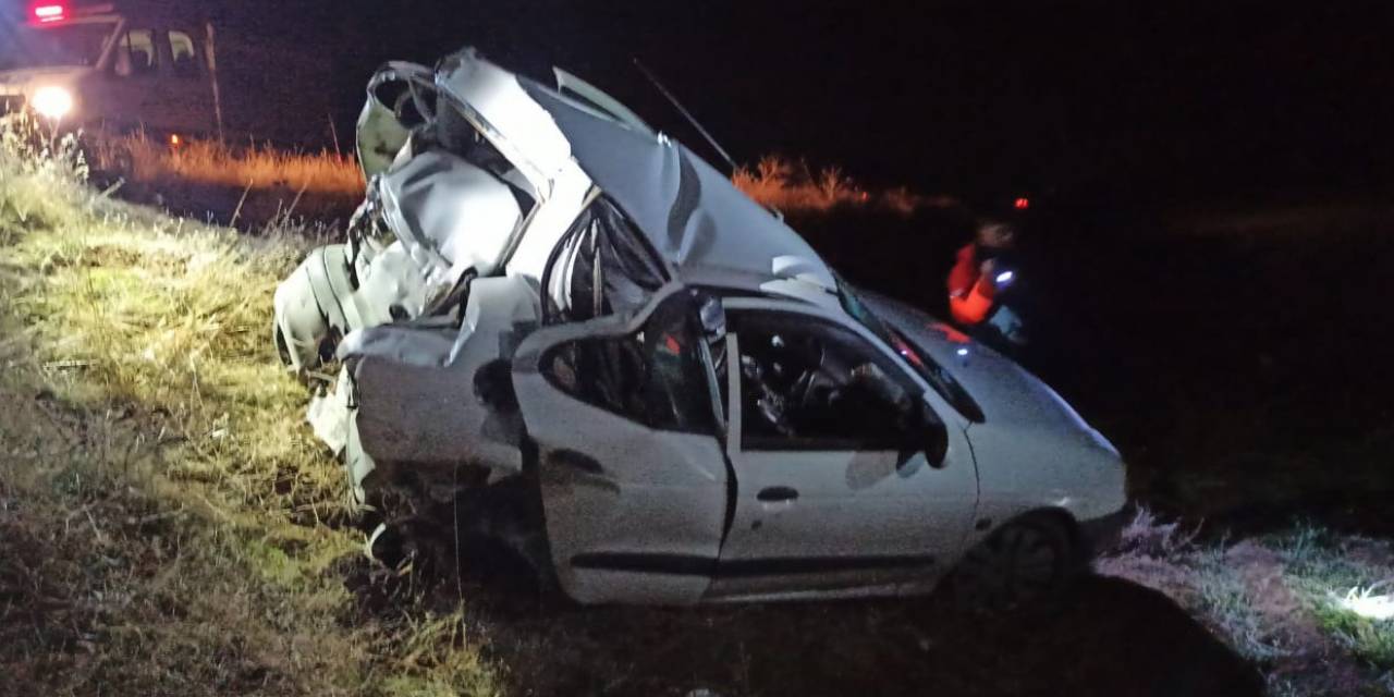 Emniyet Şeridinde Bekleyen Otomobile Tır Çarptı: 1 Ölü, 1 Yaralı