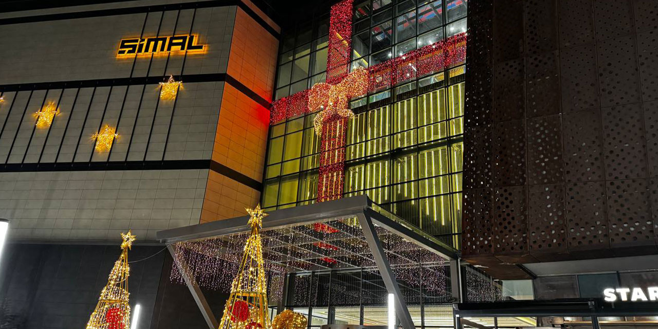 Rize'de AVM'nin Yeni Yıl Işıklandırması 'Haç Sembolü'nü Anımsatıyor Diye Tepki Çekti