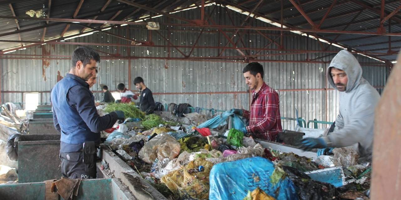 Evlerdeki Çöpler Belediyenin Tesisinde Önce Ayrıştırılıyor Sonra Enerjiye Dönüştürülüyor