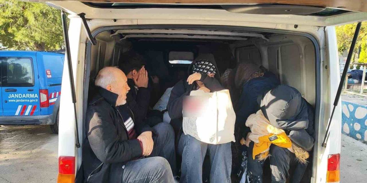 Ayvacık’ta 18 Kaçak Göçmen İle 3 Organizatör Yakalandı