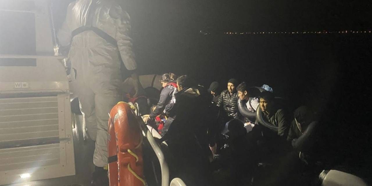 Ayvacık Açıklarında Lastik Botları Arızalanan Ve Sürüklenen 32 Kaçak Göçmen Kurtarıldı