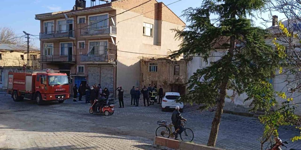 3 Katlı Binada Çıkan Yangın Paniğe Neden Oldu