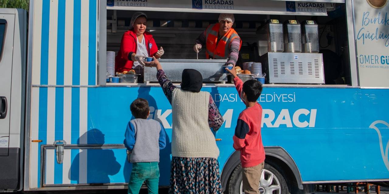 Kuşadası Belediyesi’nden Sıcak Çorba İkramı